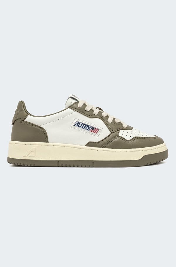 medalist low sneaker in white covert leather